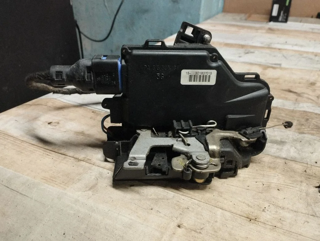 Zamek drzwi przednich 3D1837015