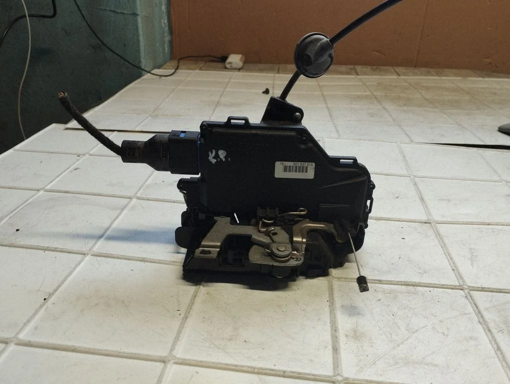 Zamek drzwi przednich 3D1837015