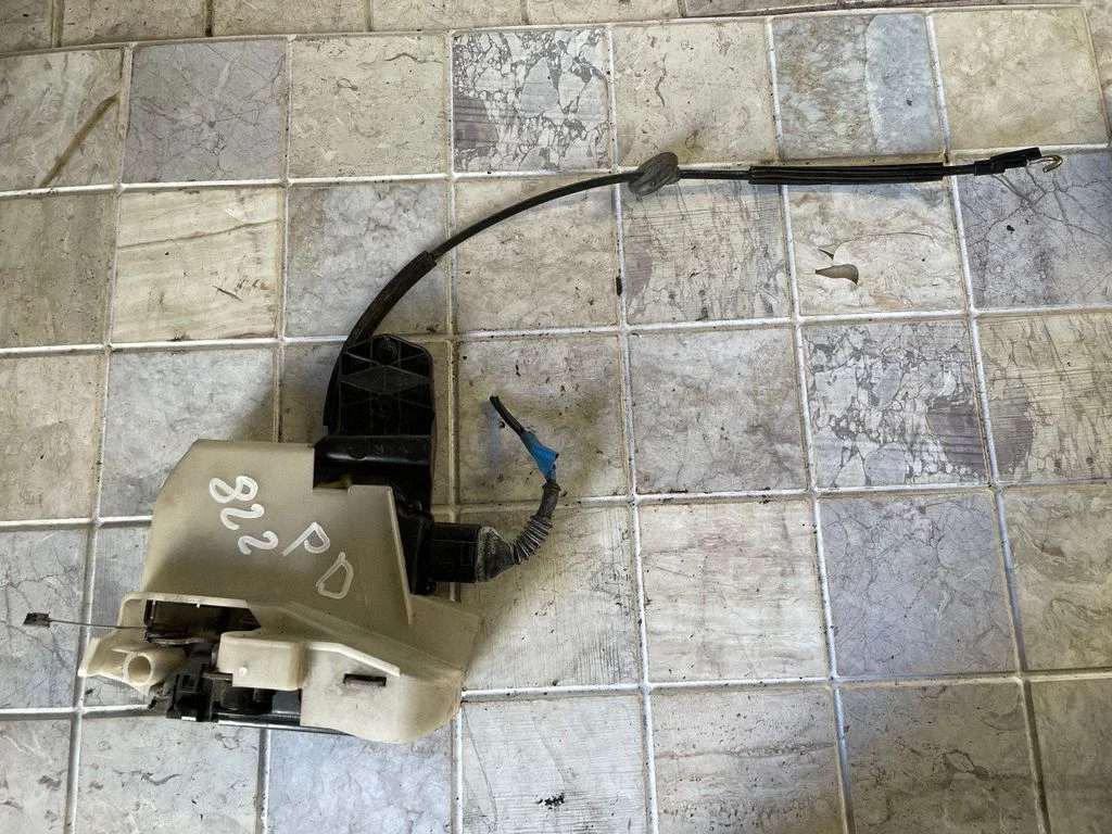 Zamek drzwi przednich 117626104