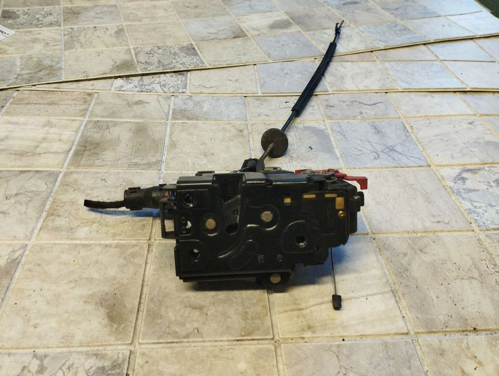 Zamek drzwi przednich 3D1837016