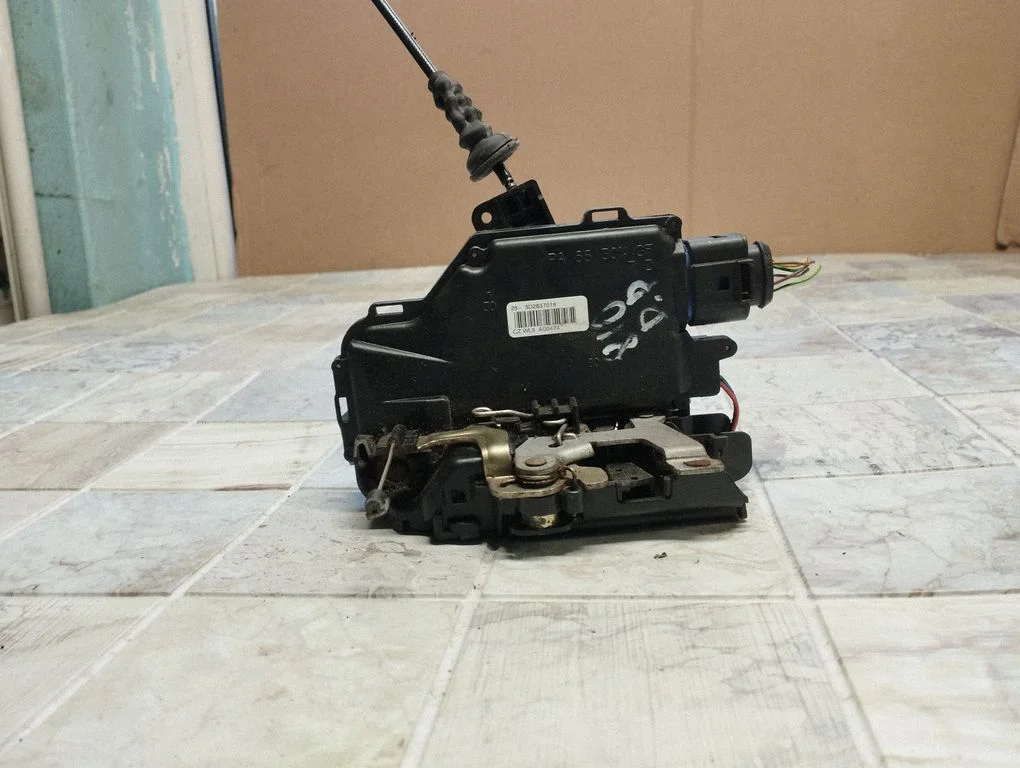 Front door lock 3D2837016