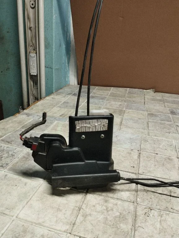 Front door lock – front left