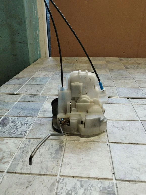 Front door lock – front right