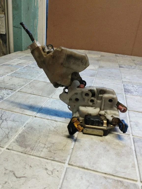 Front door lock – front left