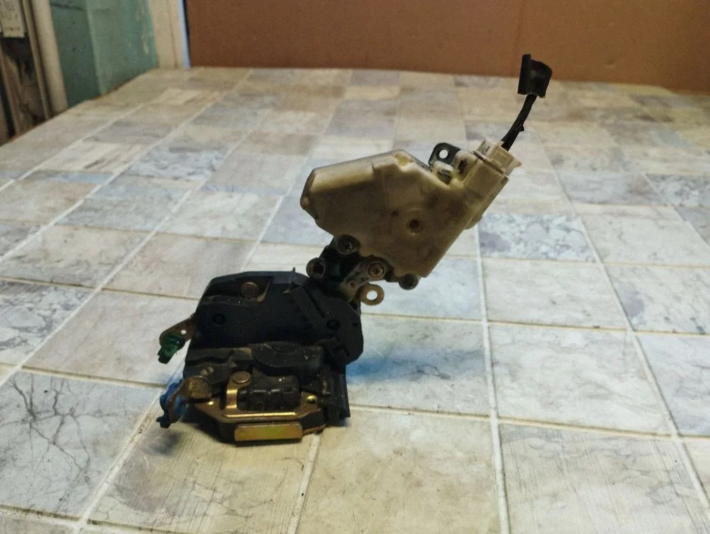 Front door lock – front right