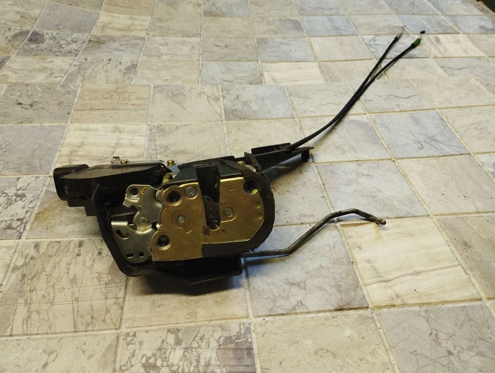 Front door lock – front right