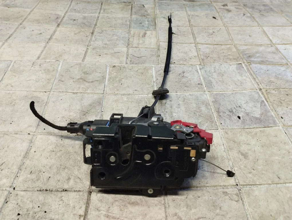 Priekšējo durvju slēdzene 3D1837016AC