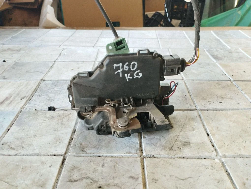 Priekšējo durvju slēdzene 837016AC