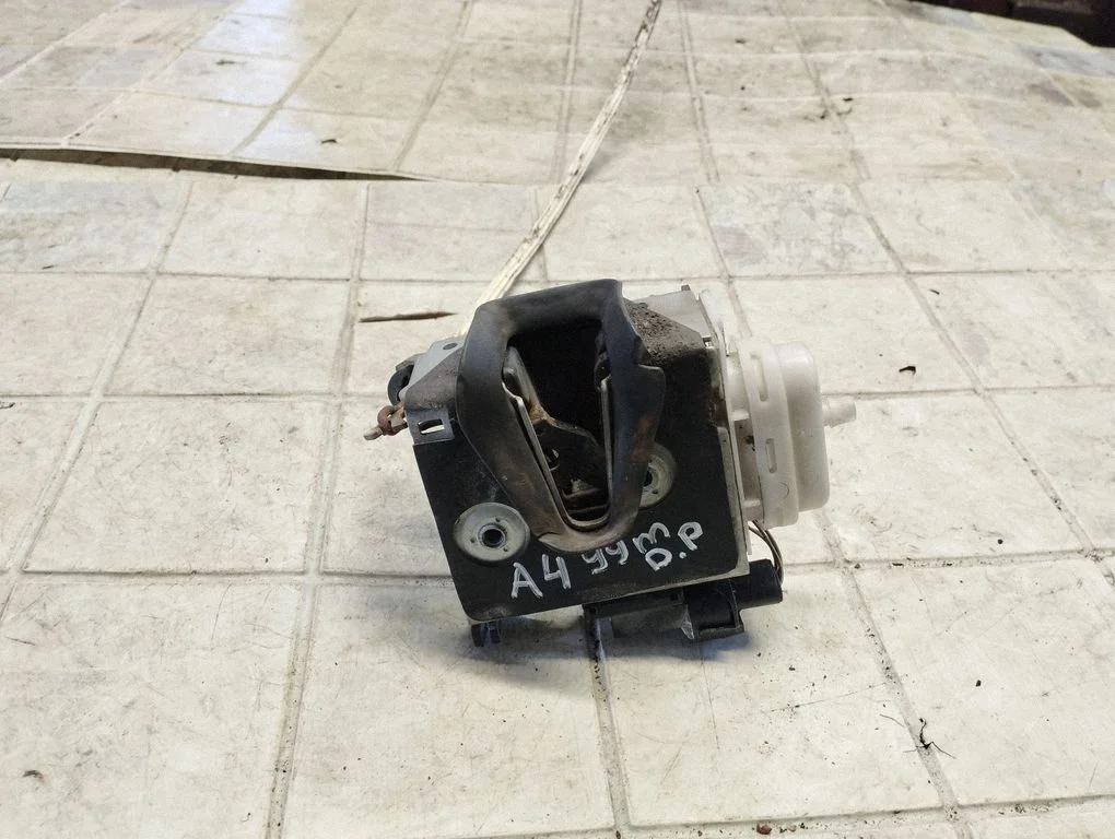 Priekšējo durvju slēdzene 8D2837016F