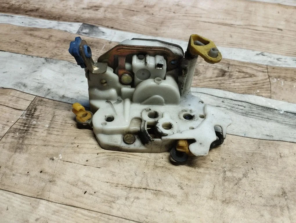 Front door lock – front left