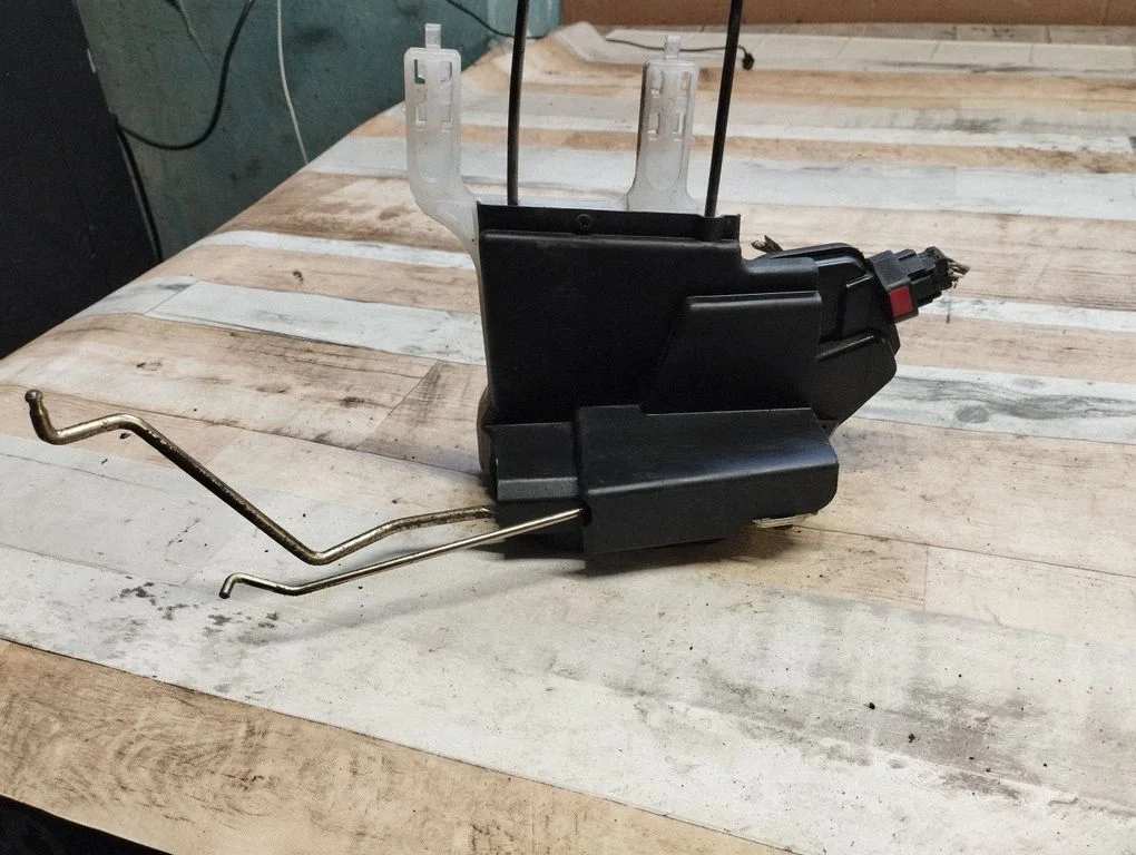 Front door lock – front right