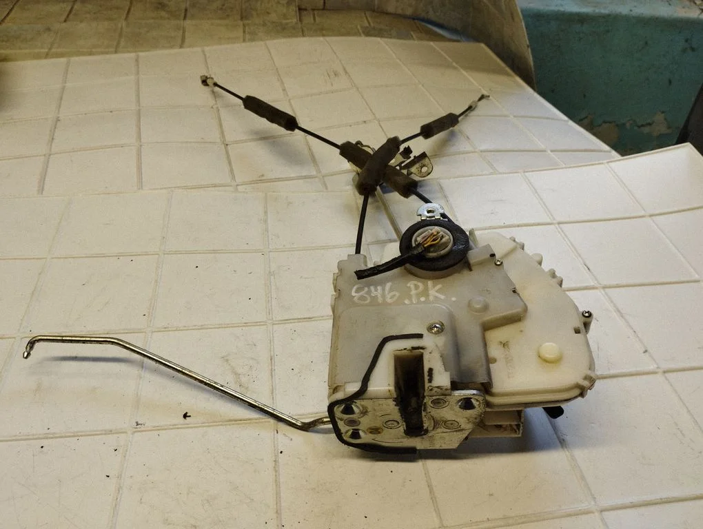Front door lock – front left
