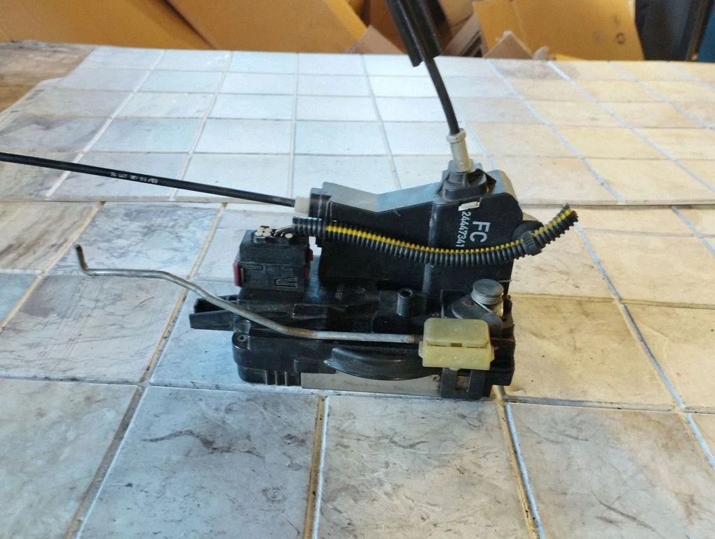 Front door lock – Opel Signum (2003-2008)