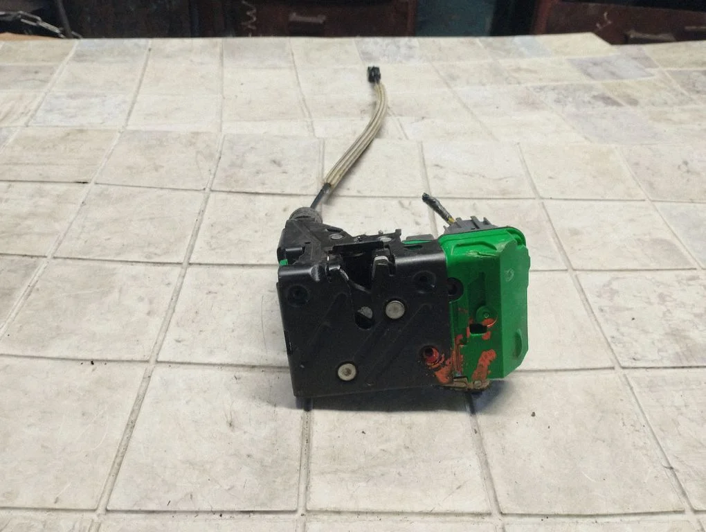 Front door lock 30663047
