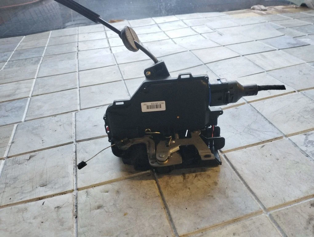 Zamek drzwi przednich 3D2837016J