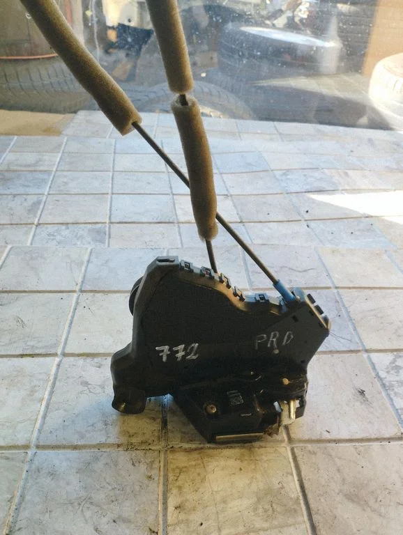 Front door lock A046693