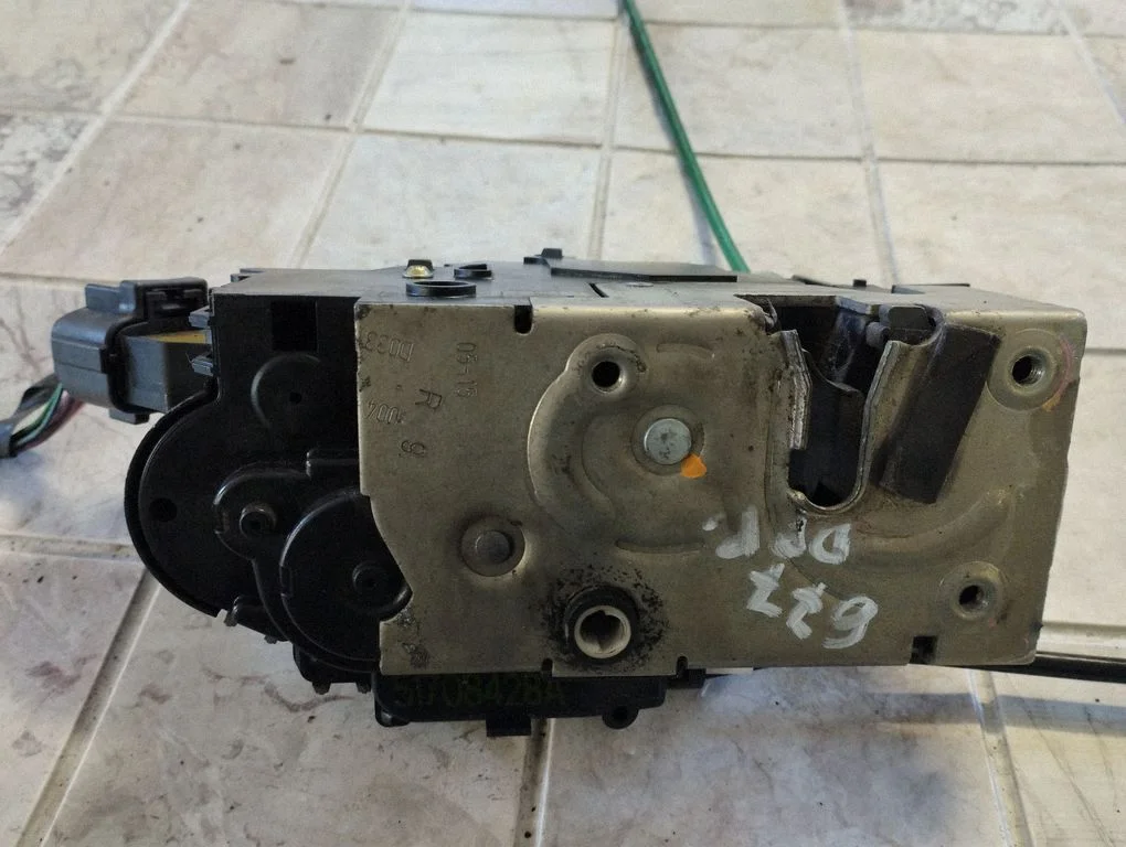Front door lock 51708428A