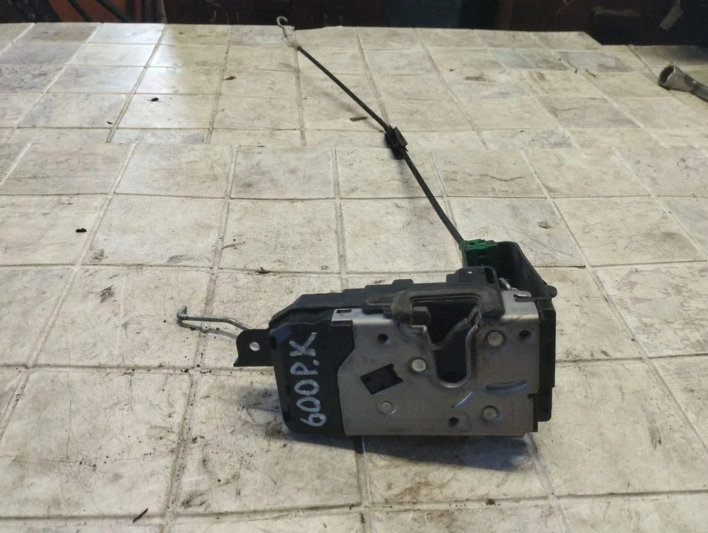 Zamek drzwi przednich 13210748