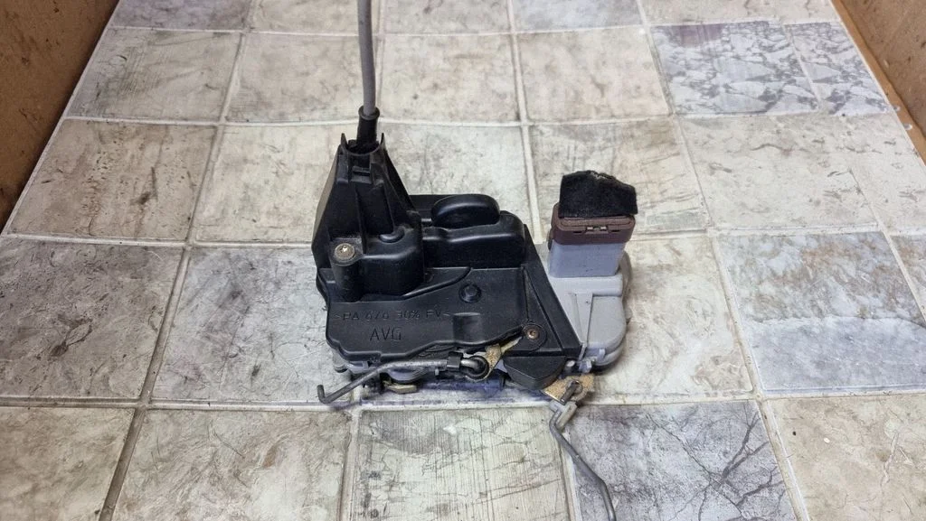 Front door lock – Peugeot 307 (2001-2005)