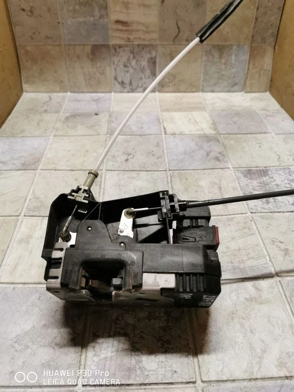 Priekšējo durvju slēdzene 24444016