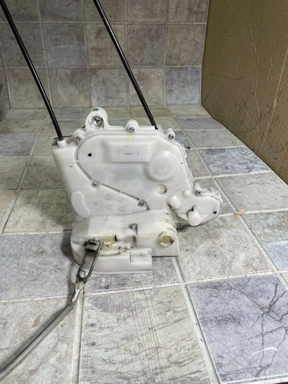 Front door lock – front right