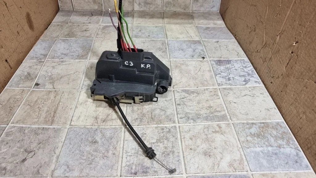 Front door lock – front left