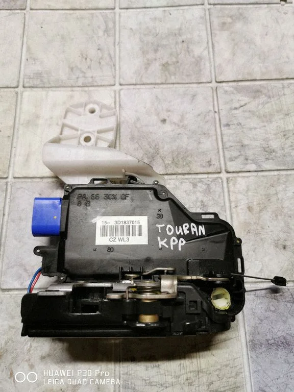 Zamek drzwi przednich 3D1837015