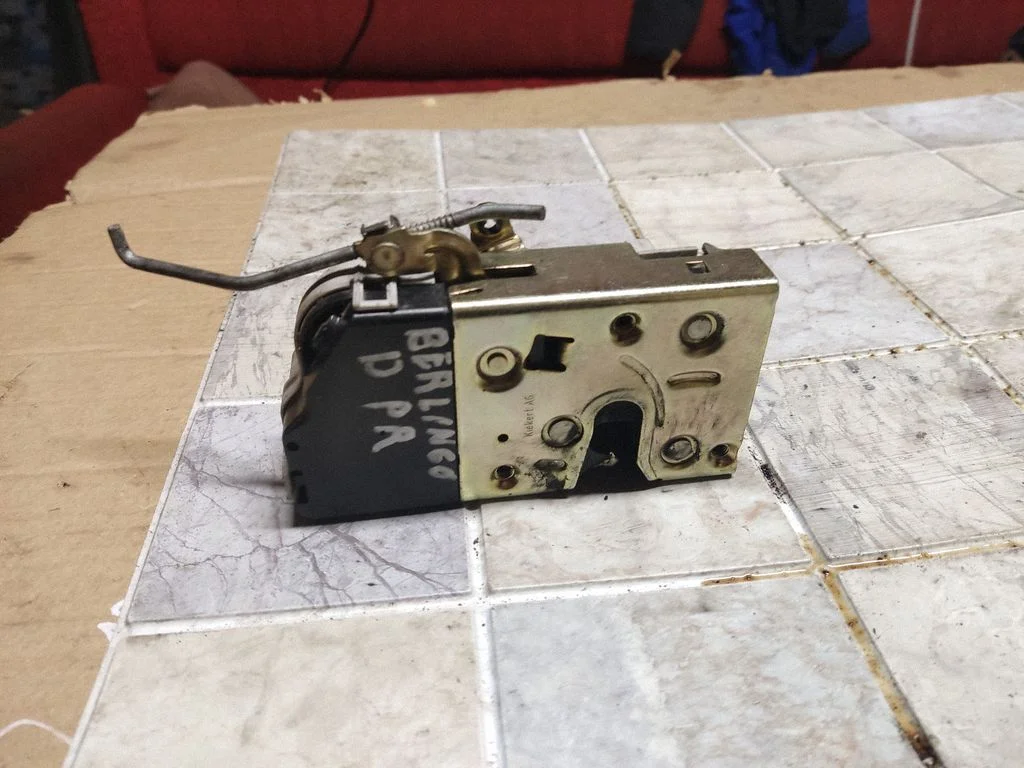 Front door lock – right