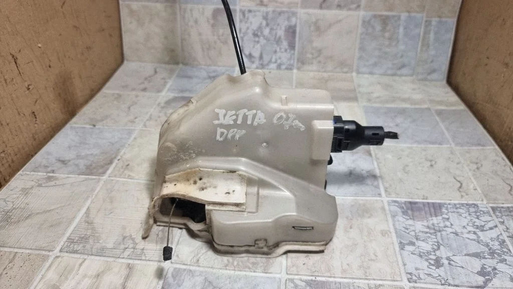 Front door lock – Volkswagen Jetta V (2005-2010)