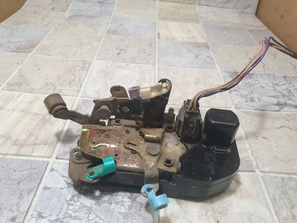 Front door lock – Chrysler Grand Voyager III (1995-2000)