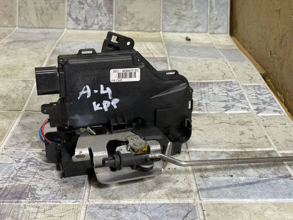 Zamek drzwi przednich 8E2837015C