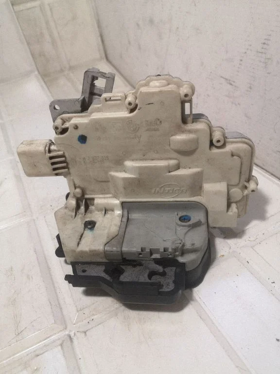 Front door lock 4F2837015