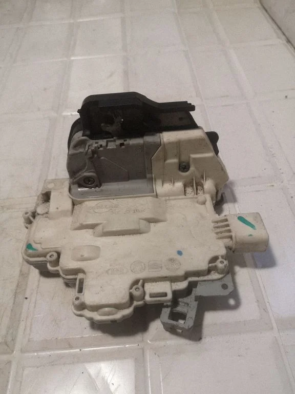 Priekšējo durvju slēdzene – Audi A3 S3 8P (2003-2012)