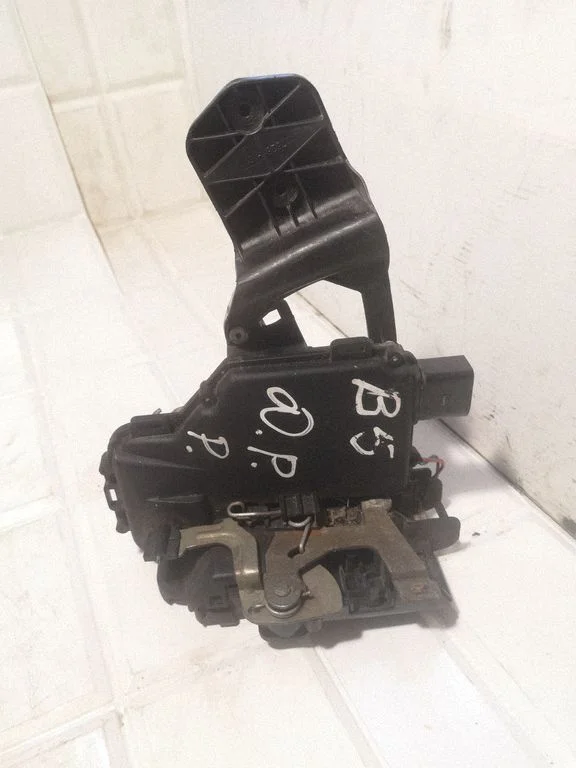 Front door lock – Volkswagen Passat B5 (1997-2000)