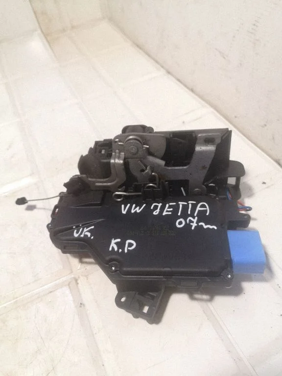 Front door lock – Volkswagen Jetta V (2005-2010)