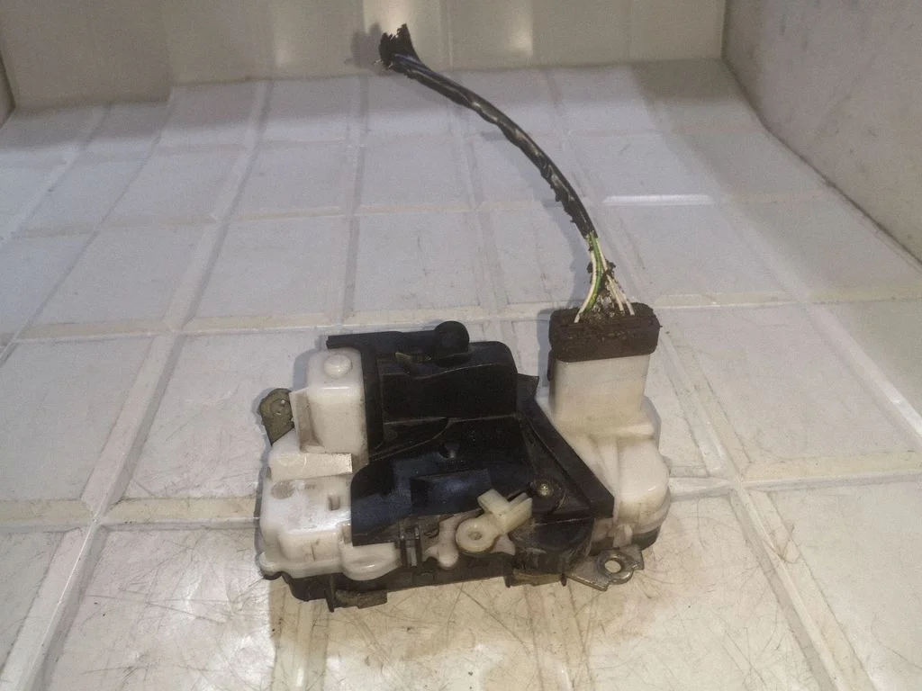Front door lock – front left