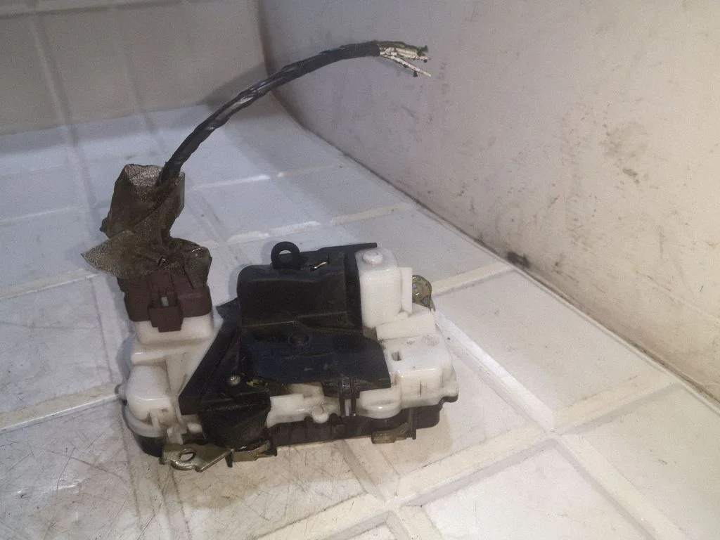 Front door lock – front right