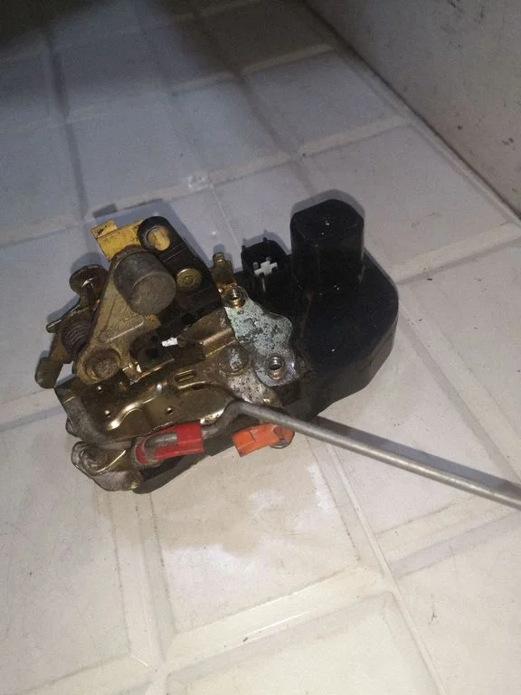 Zamek drzwi przednich 3330P