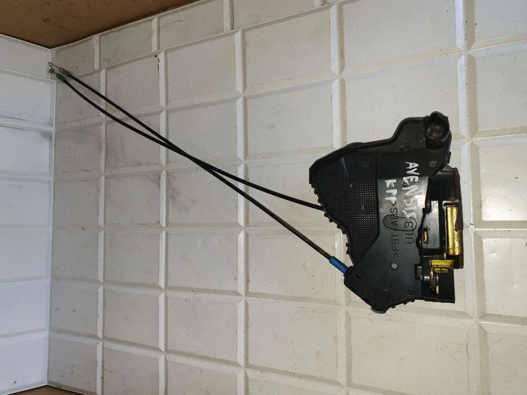 Front door lock – Toyota Avensis T250 (2006-2009)