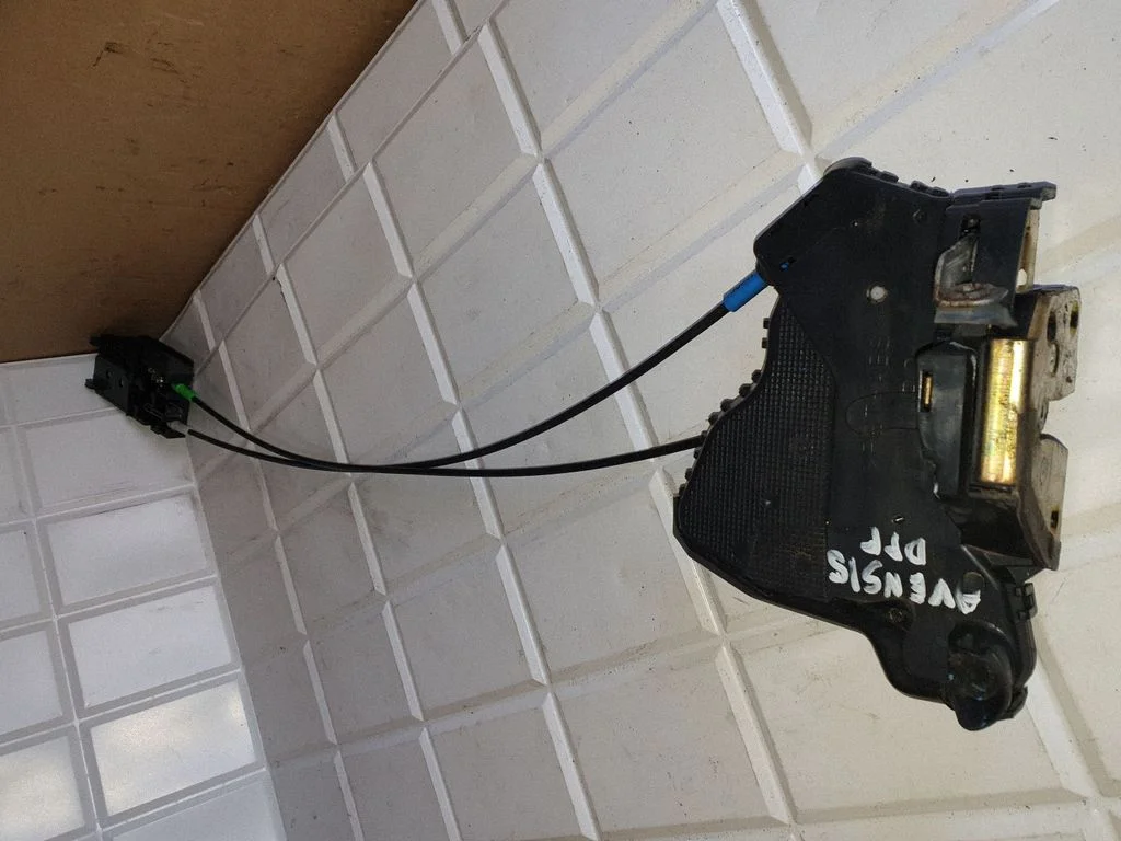Front door lock – Toyota Avensis T250 (2006-2009)