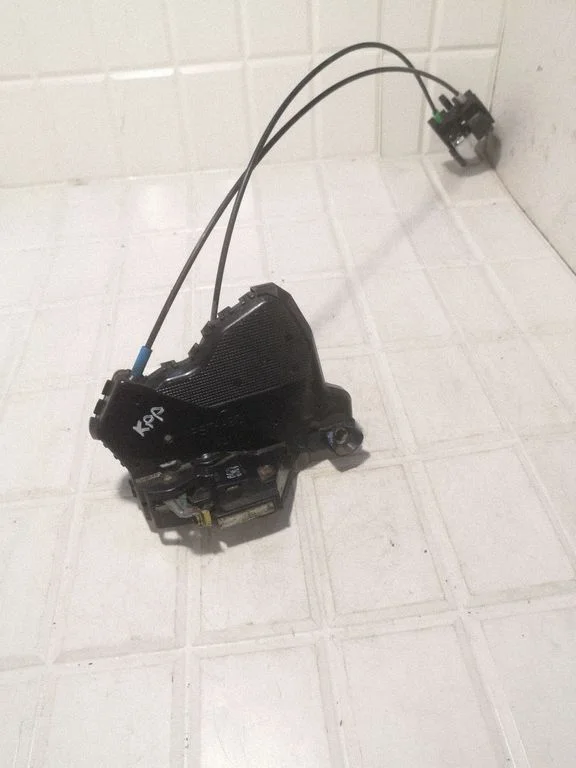 Front door lock – Toyota Avensis T250 (2006-2009)