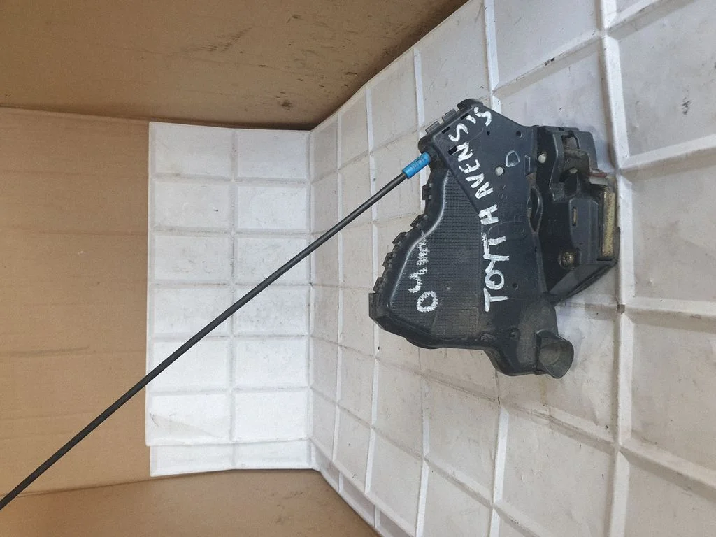 Front door lock – Toyota Avensis T250 (2003-2006)