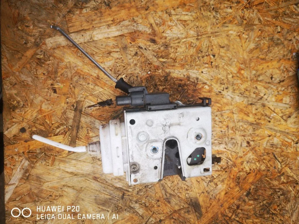 Front door lock – Audi A4 S4 B5 8D (1994-1999)