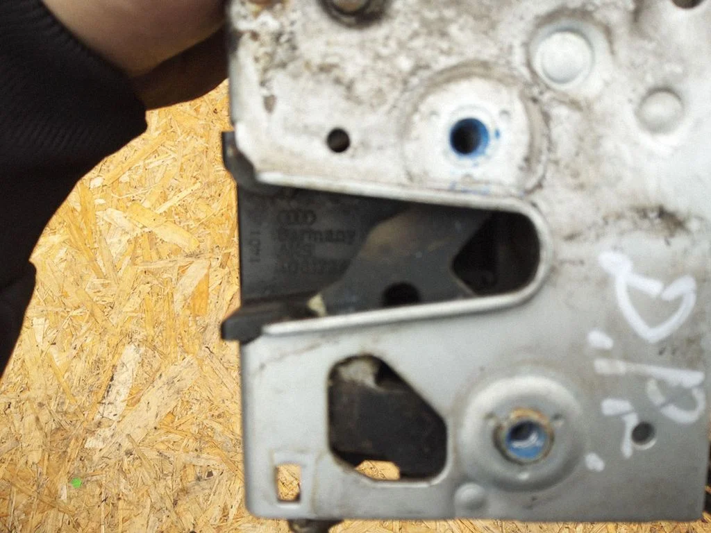 Front door lock – Audi A4 S4 B5 8D (1994-1999)