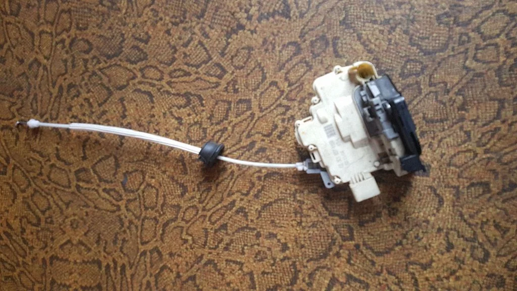 Front door lock 3C1837015B