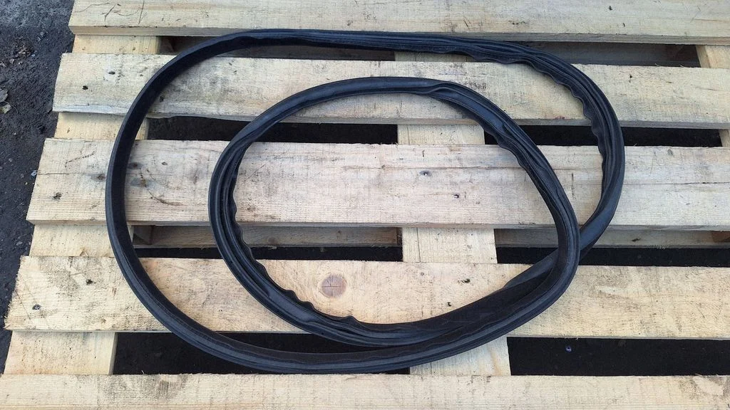 Front door rubber seal – front left