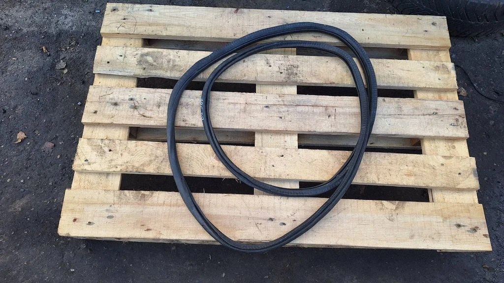 Front door rubber seal – front right