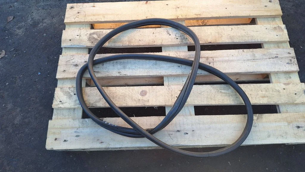 Front door rubber seal 68070043AD