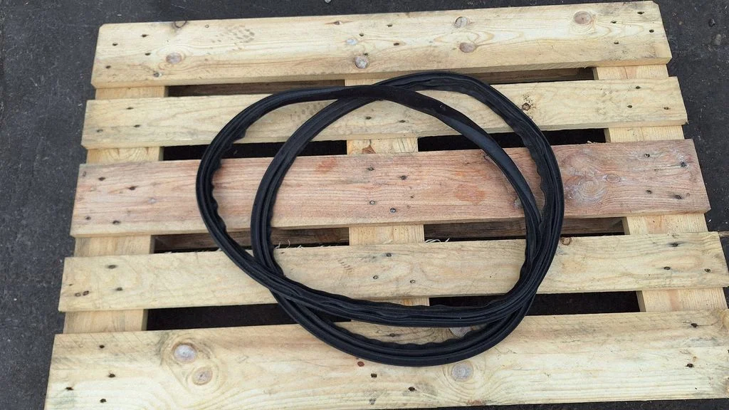 Front door rubber seal – front right