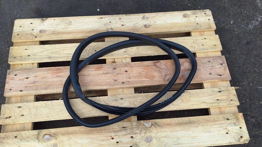 Front door rubber seal – front right